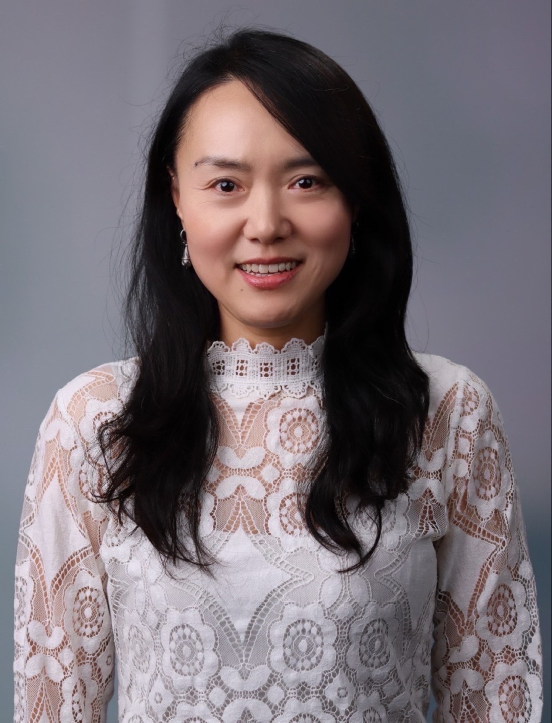 halvkropp leende i vit blus