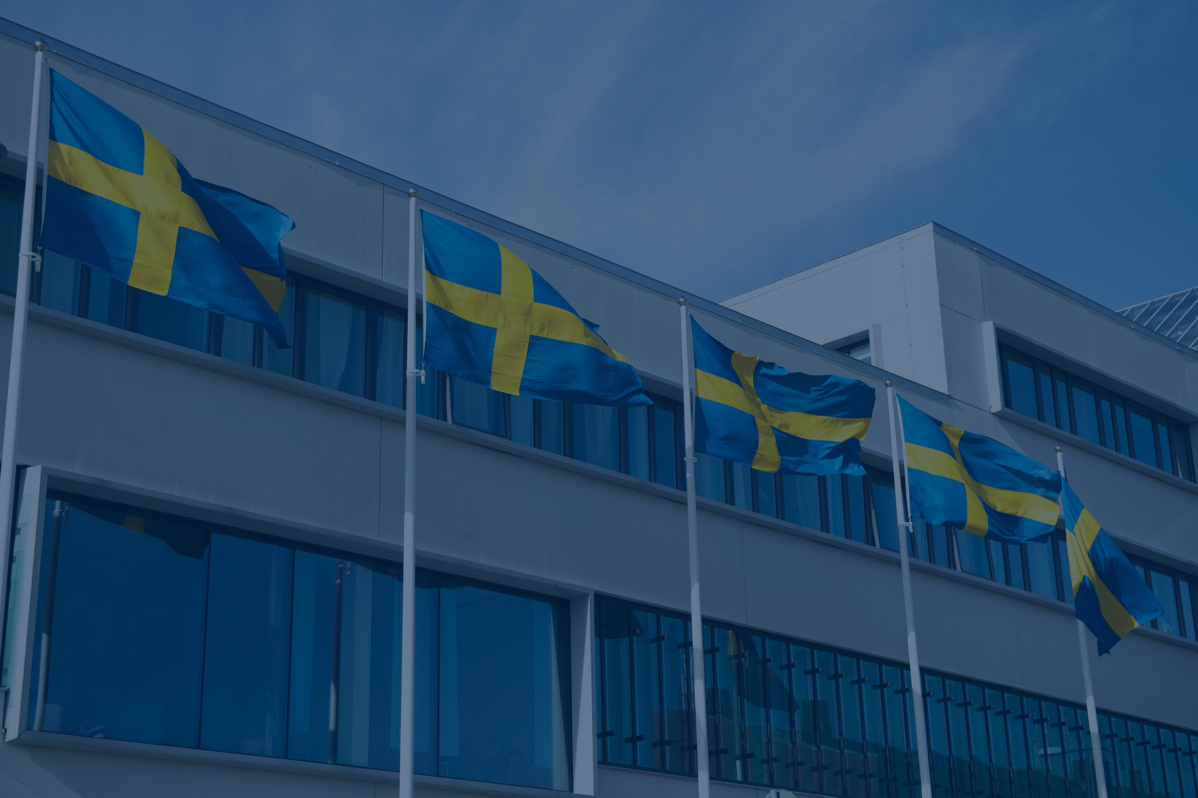 Försvarshögskolans fasad med svenska flaggor