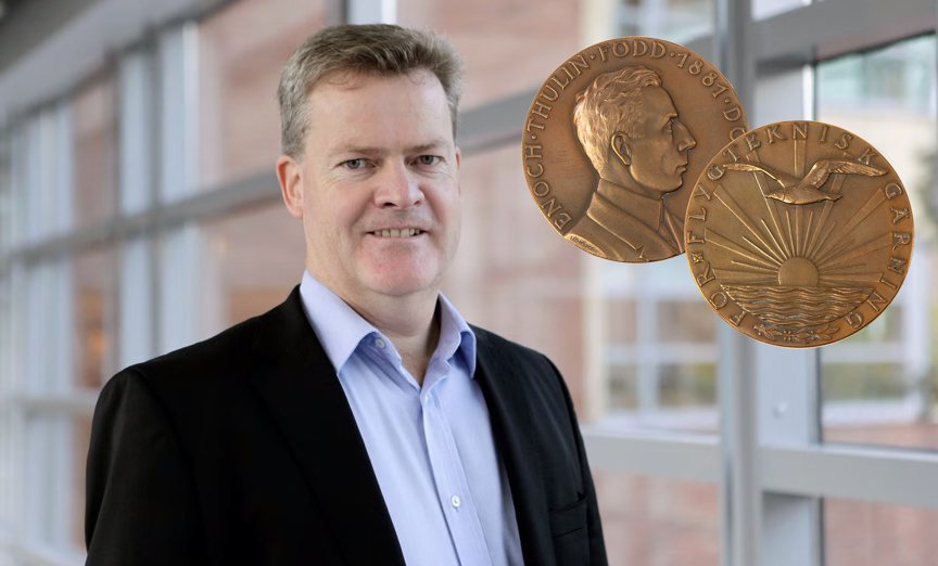 Leende i halvfigur och n&auml;rbild medaljen