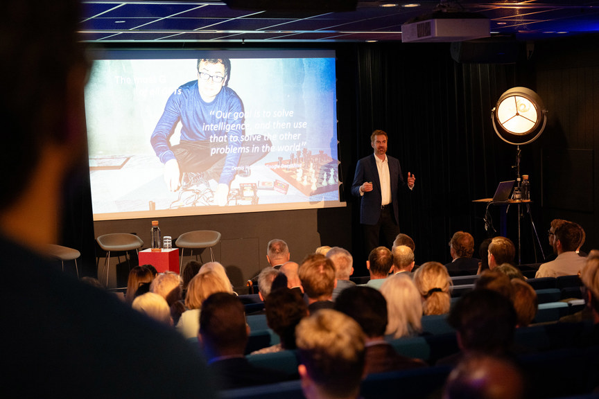 publik i f&ouml;rgrunden, talare p&aring; scen