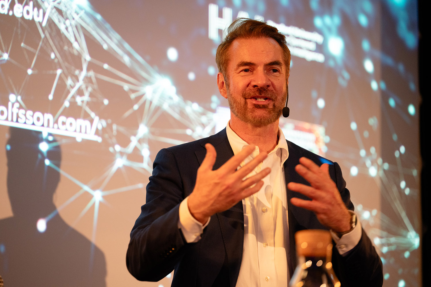 Närbild Erik Brynjolfsson i scenljus