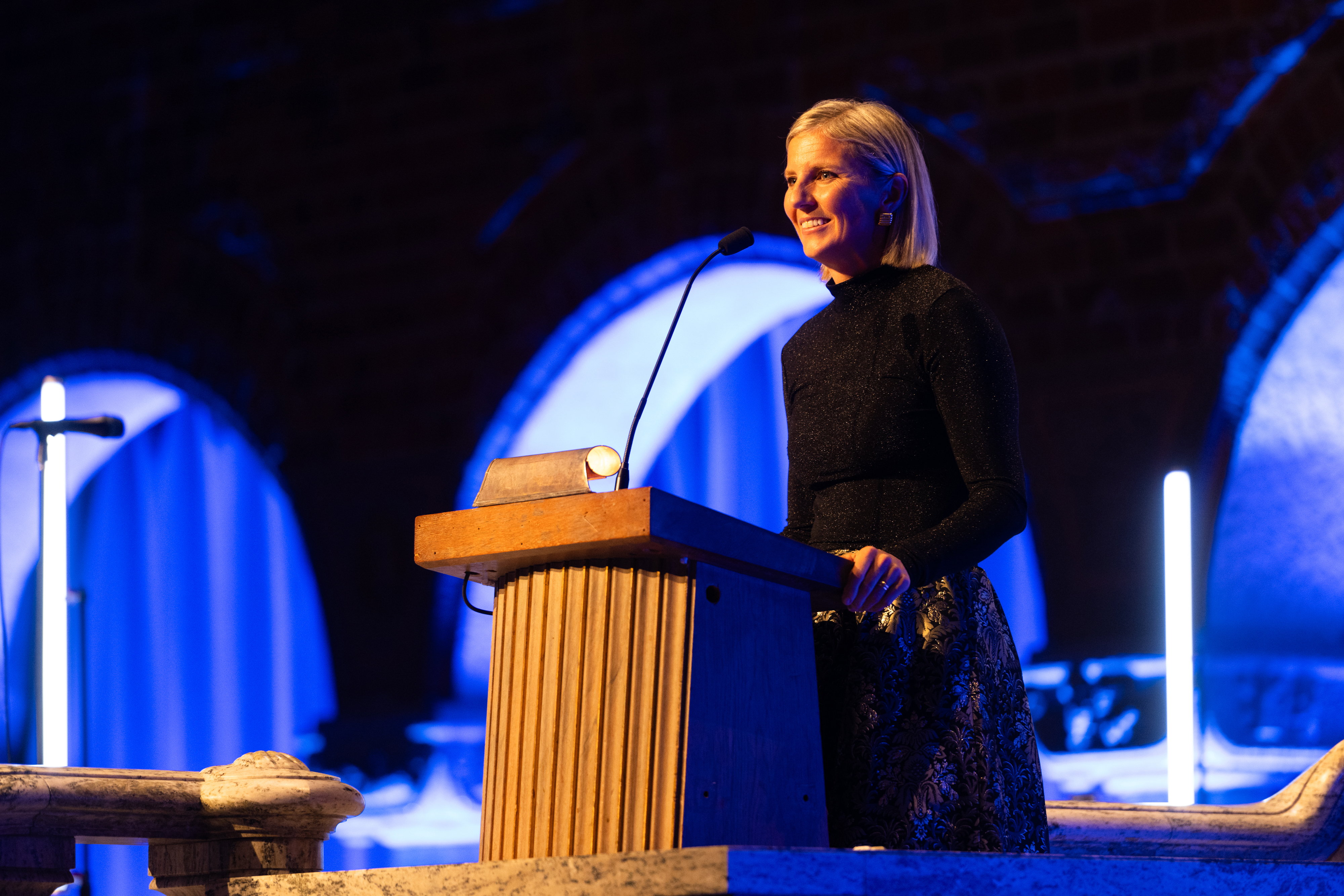 Högtidsklädd i talarstol  i stadshuset