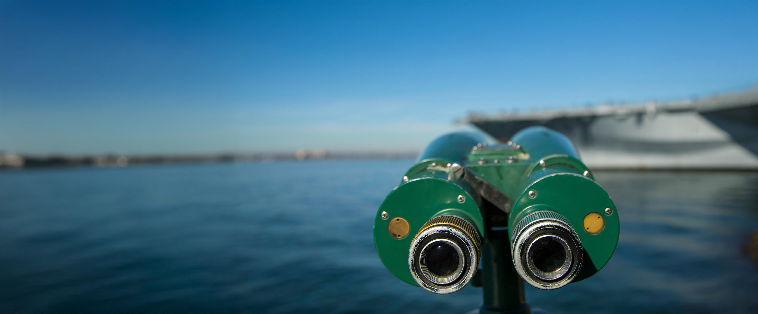 grön kikare vid kust