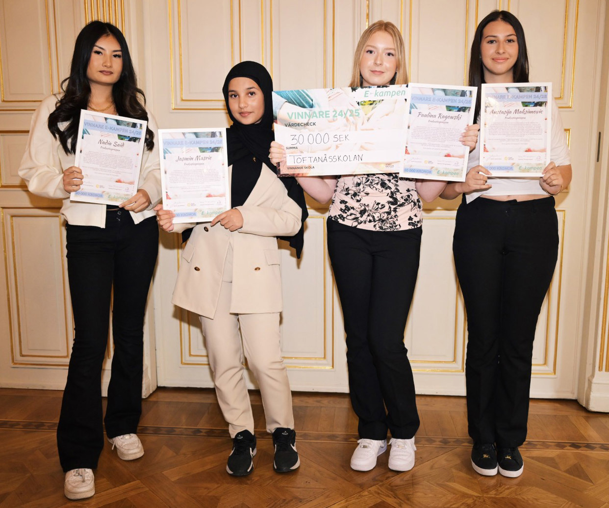 fyra tjejer med diplom