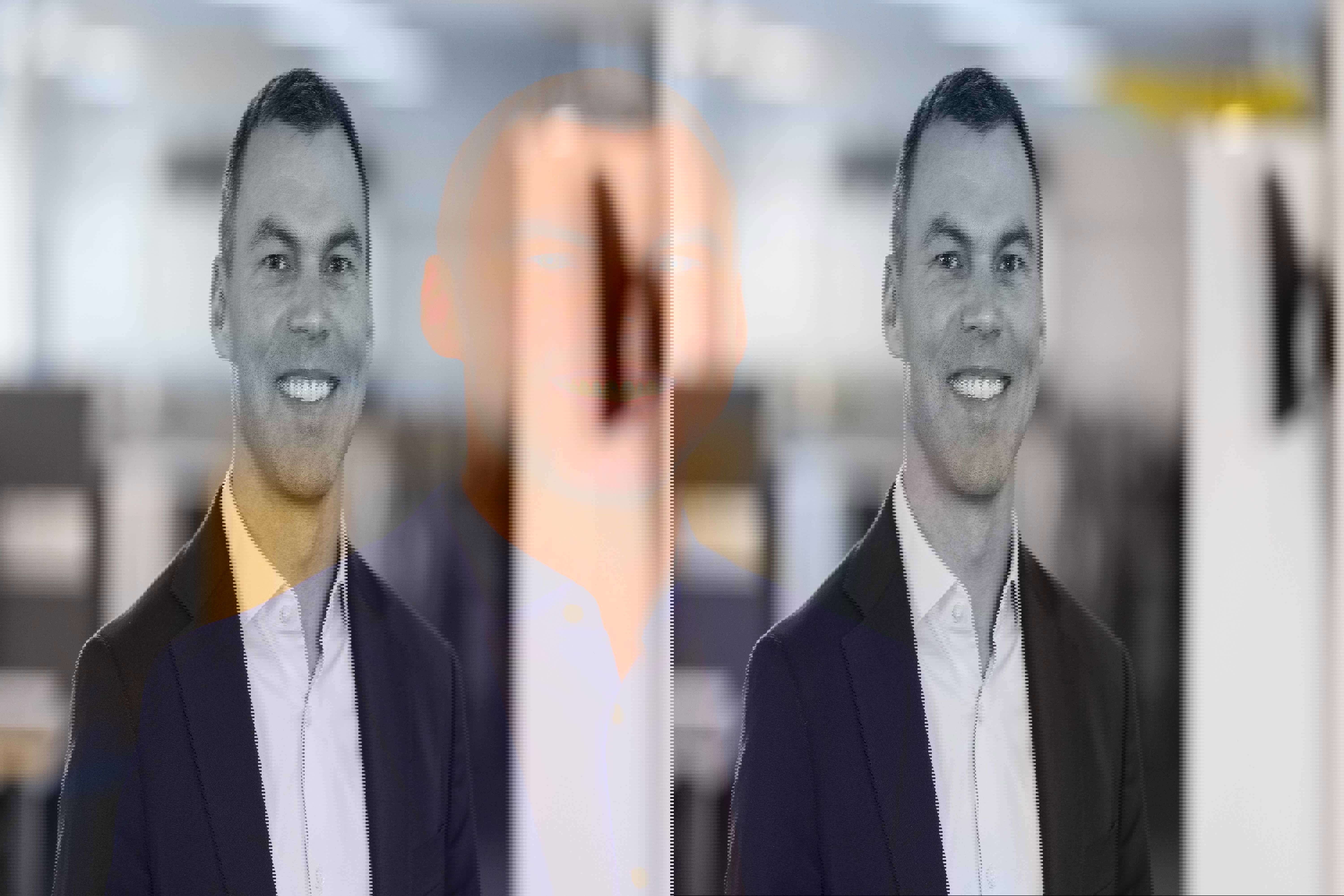 Leende Wandt i vit skjorta och kavaj