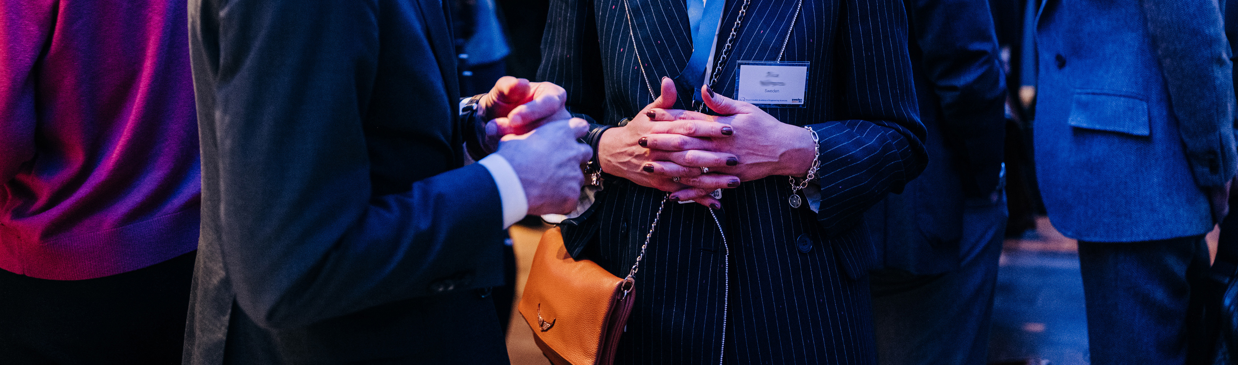 Närbild på två personers händer