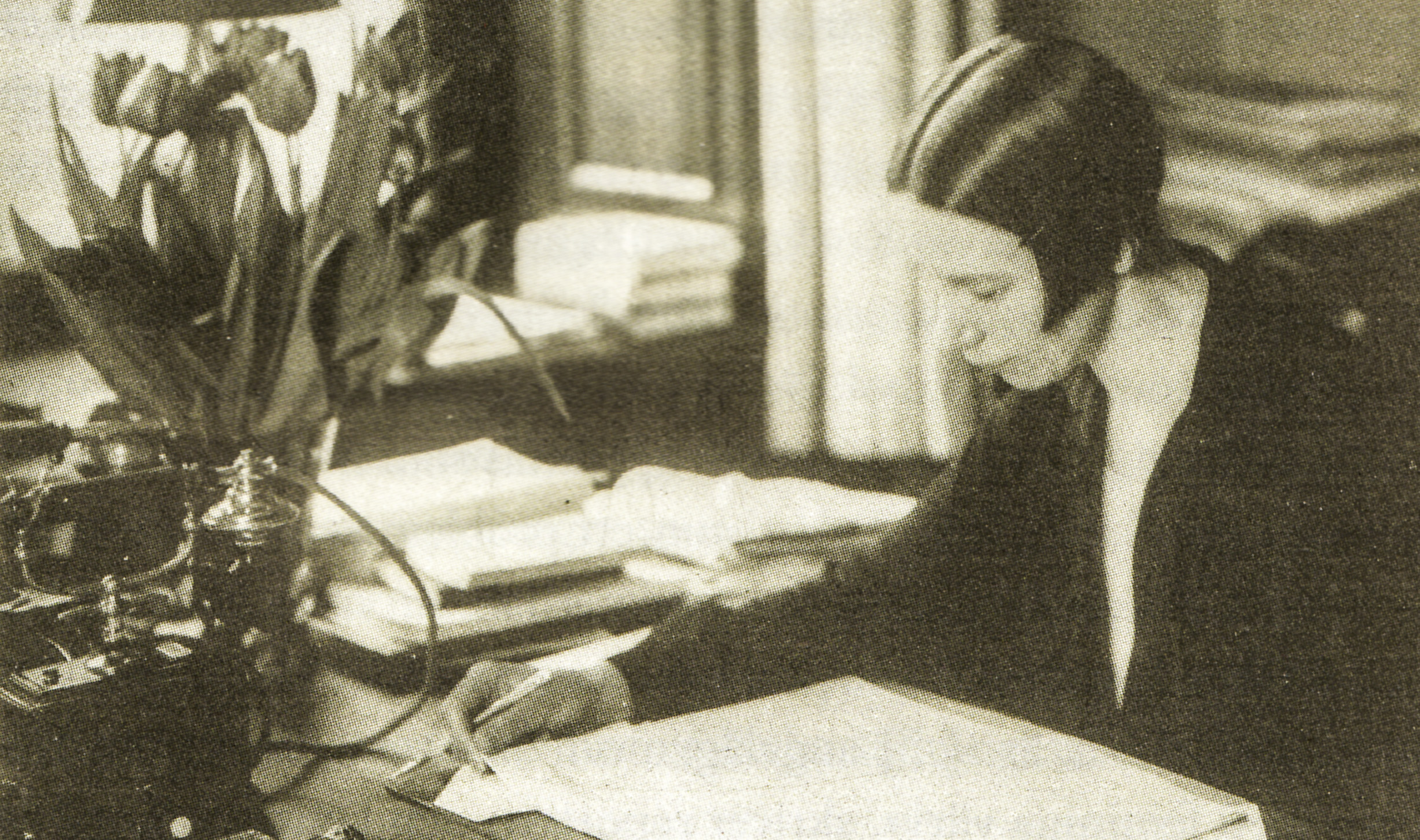 Svartvitt foto av kvinna vid skrivbord