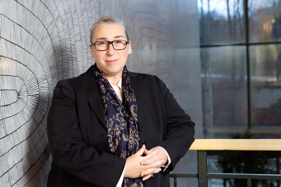 leende i halvfigur vid skrivbord