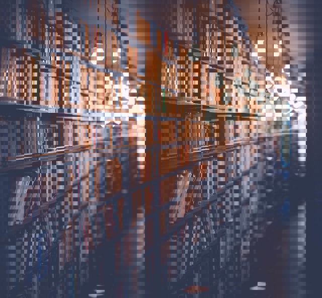 bokhylla med rader av böcker