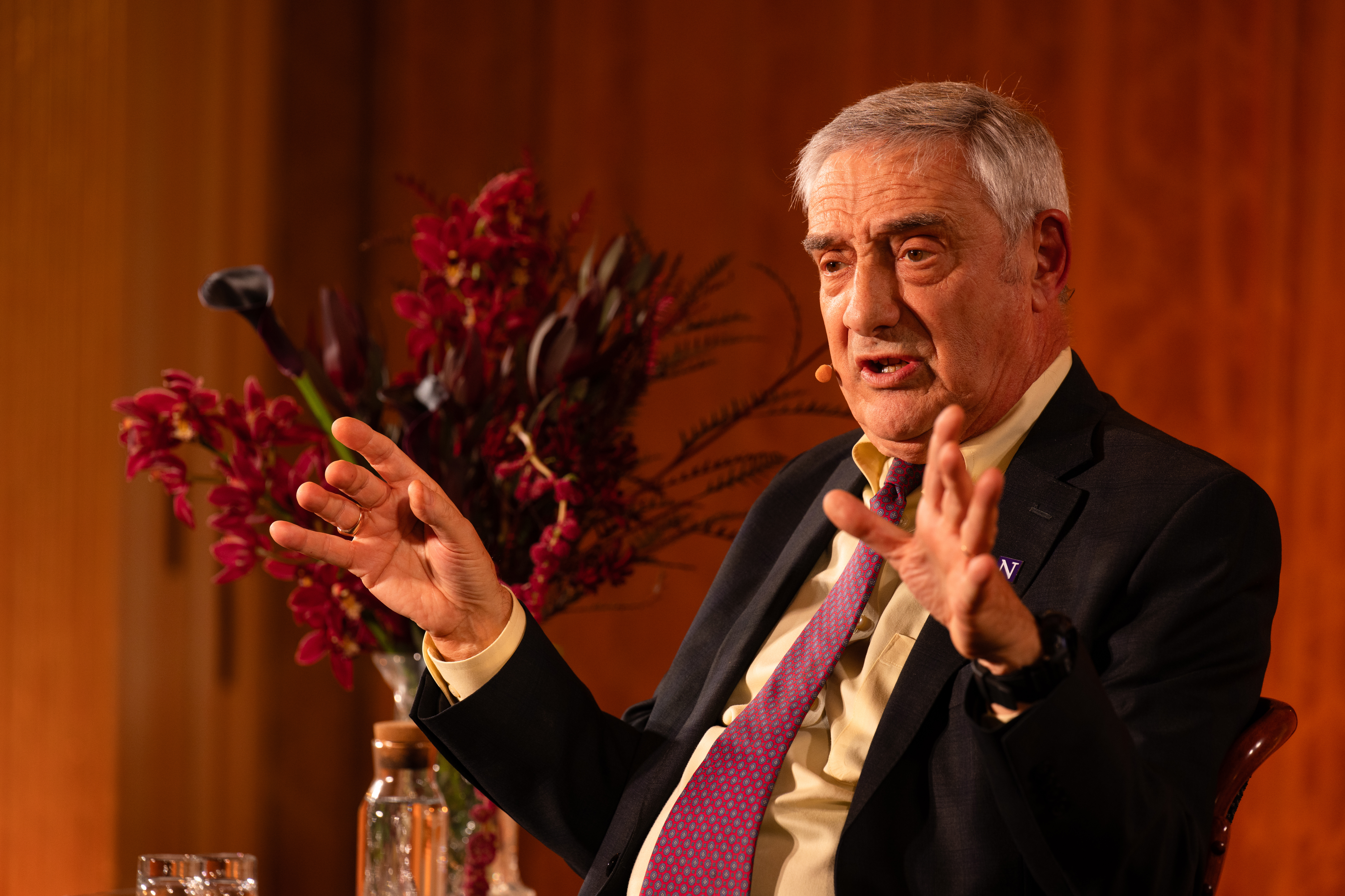 Joel Mokyr talar och gestikulerar