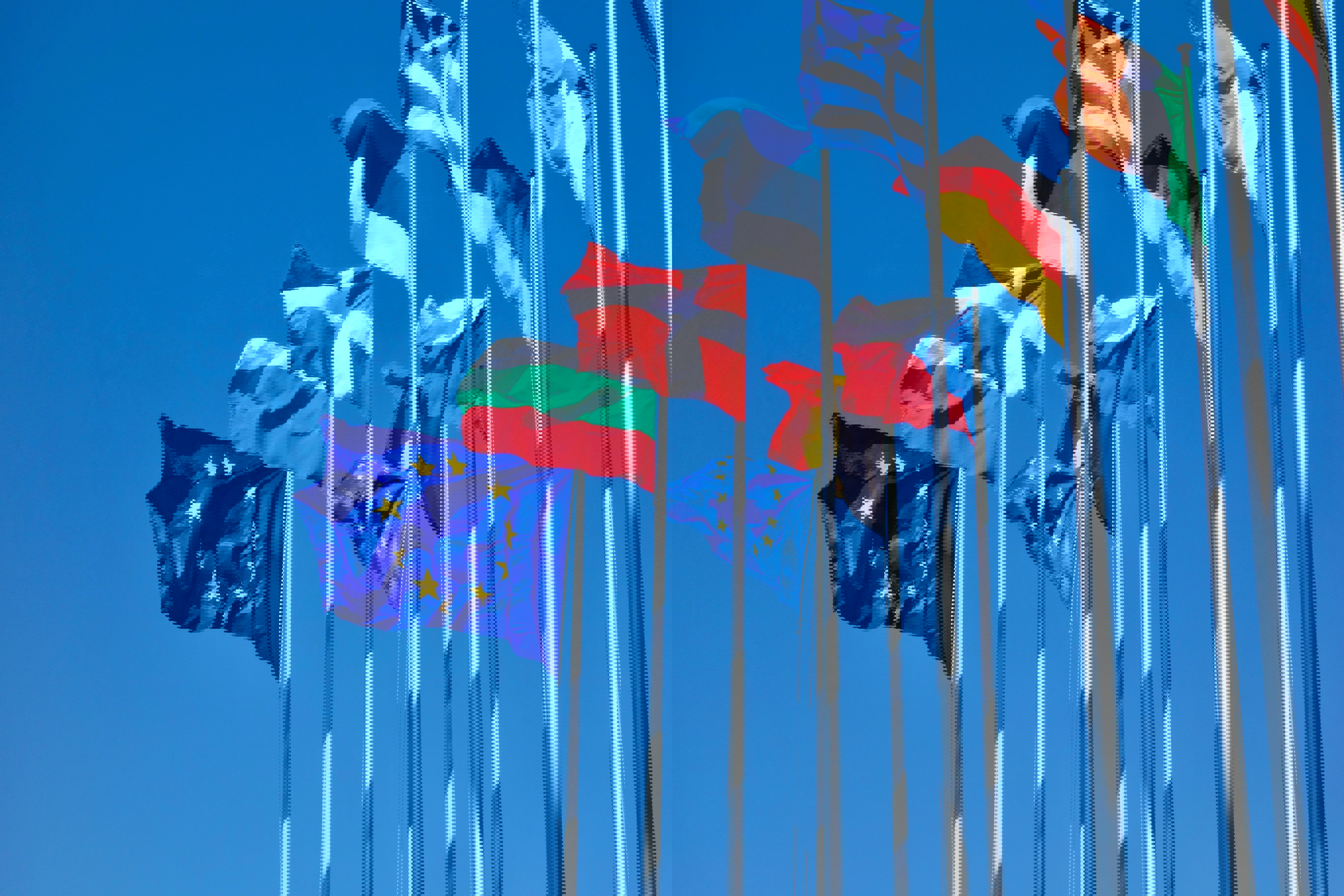 Flaggor mot blå himmel