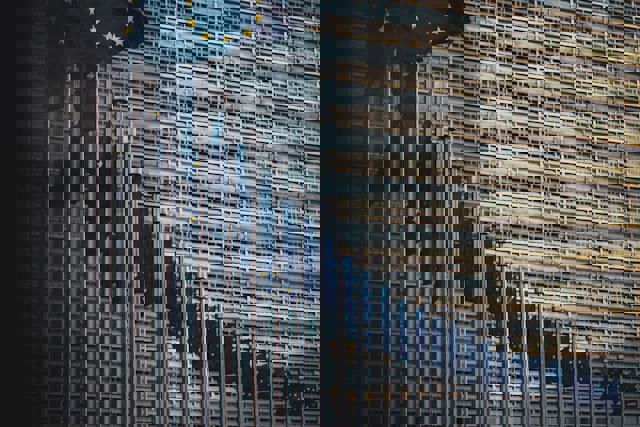 EU-flaggor framför fasad