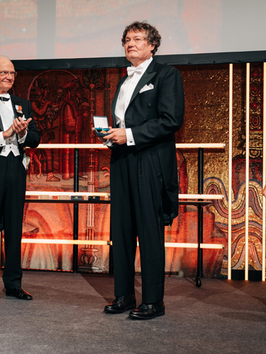 HM The King presents Peter Löthberg with the Gold Medal