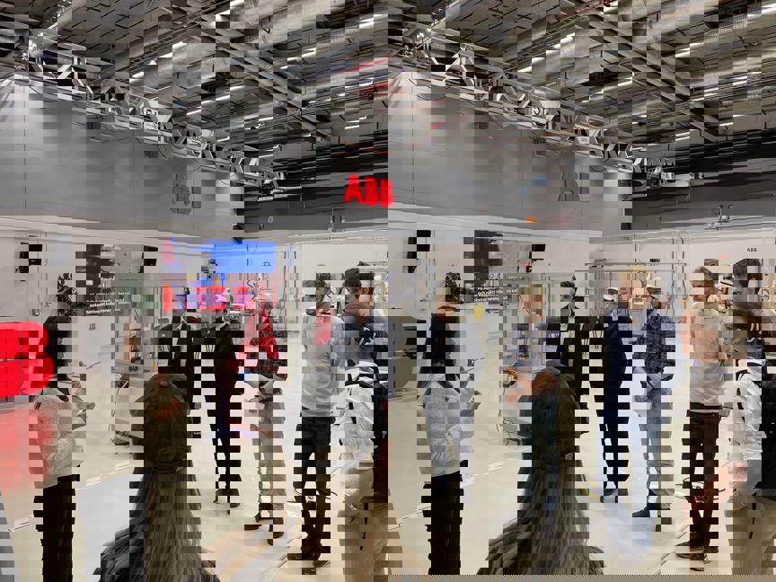 studenter i ABBs Customer experience center