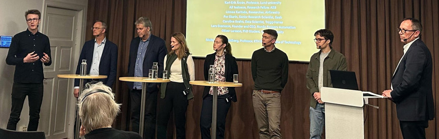 Panelister i lokal på IVA