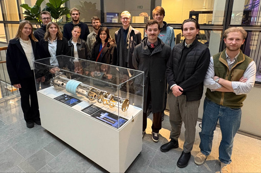 studenter vid monter