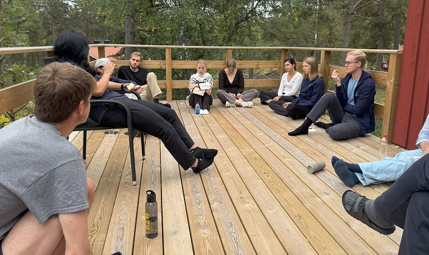 ungdomar sittande på altangolv