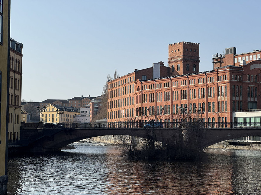 Byggnad vid vatten