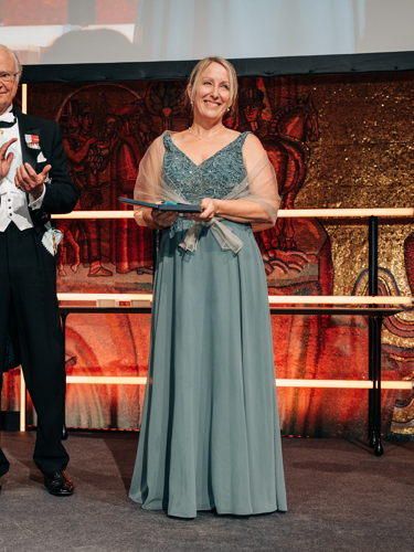 H.M. Konungen delar ut guldmedalj till Victoria van Camp
