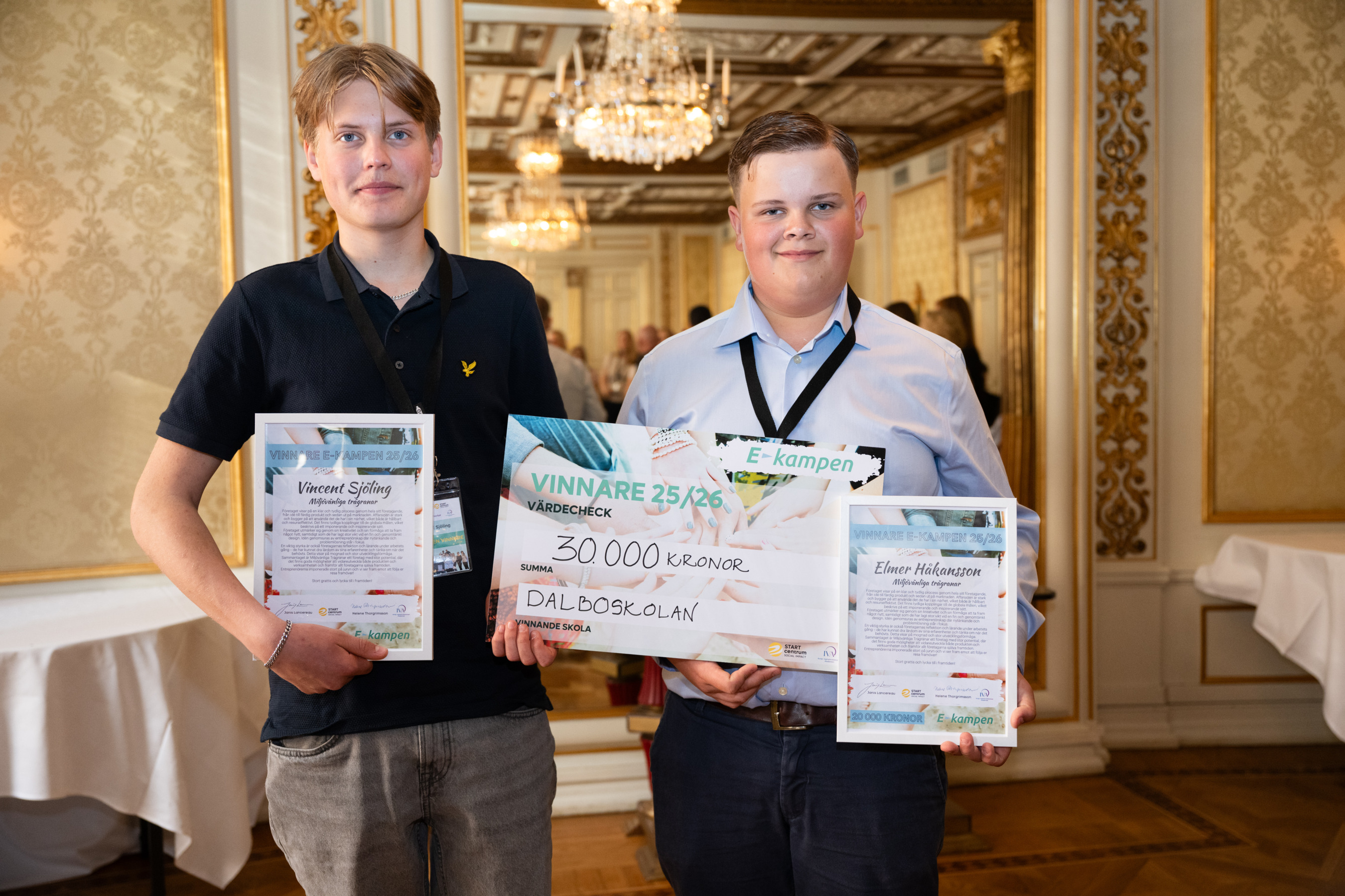 två killar med diplom