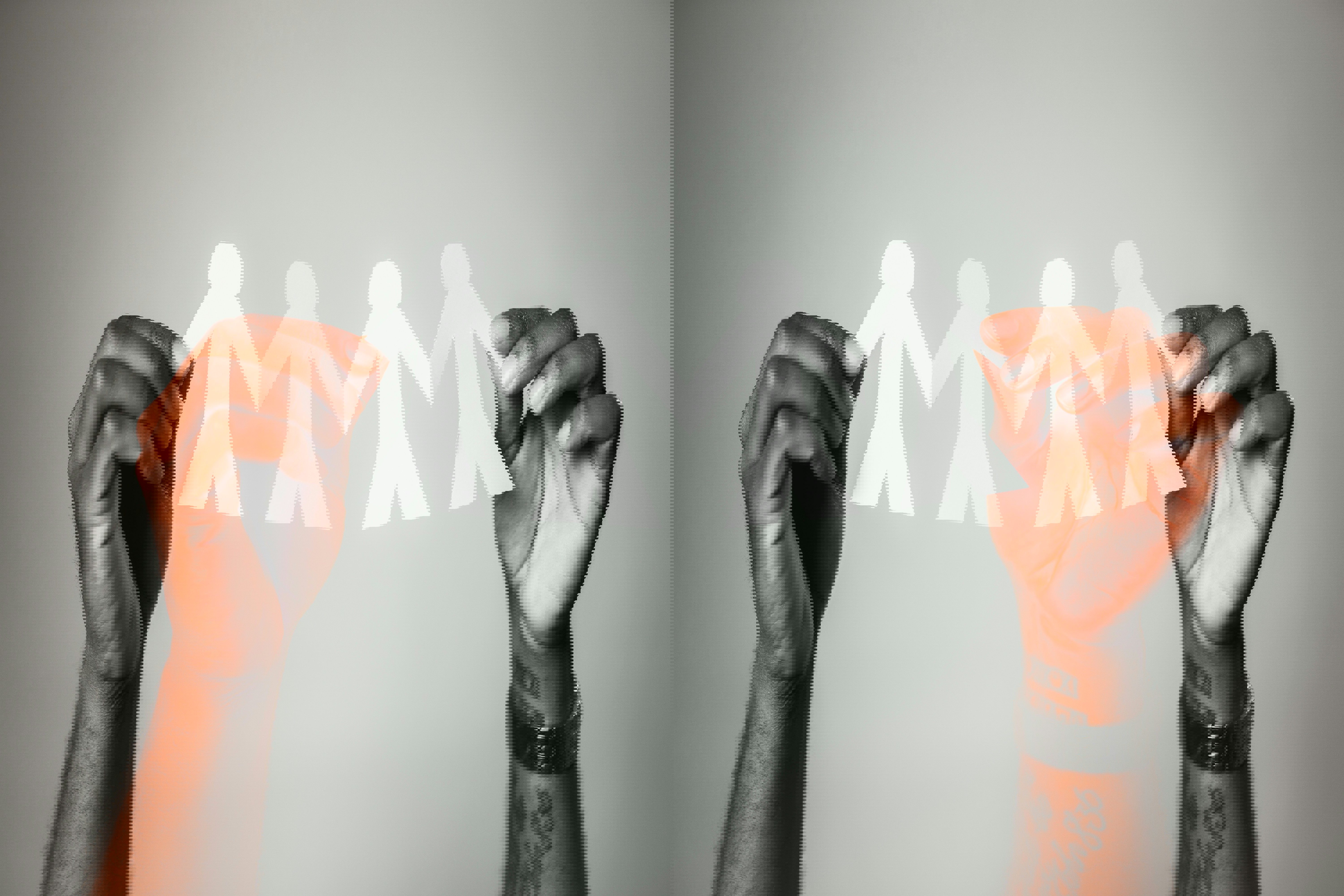 Händer som håller kedja av pappersfigurer