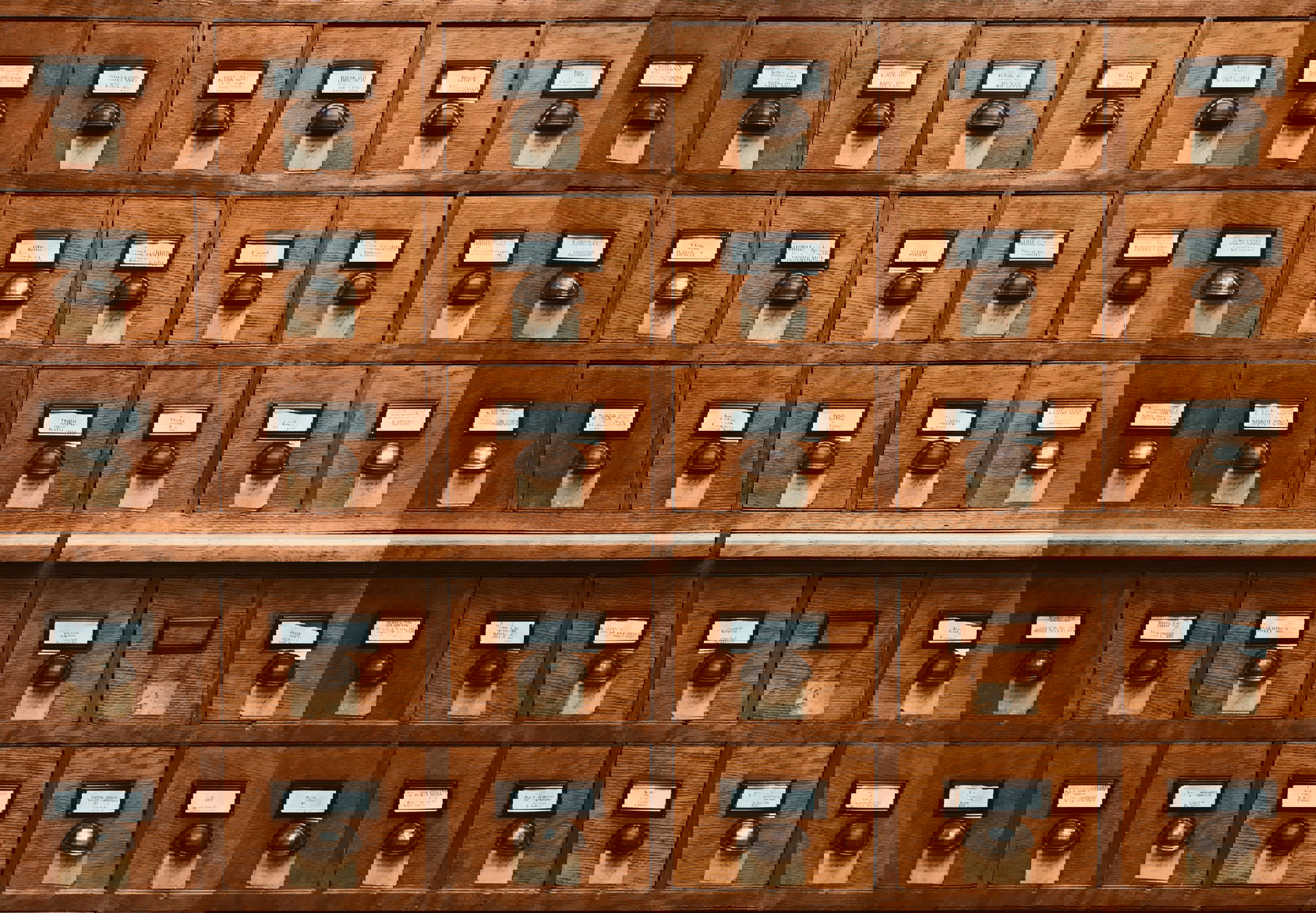 Gammaldags arkivering med lådor