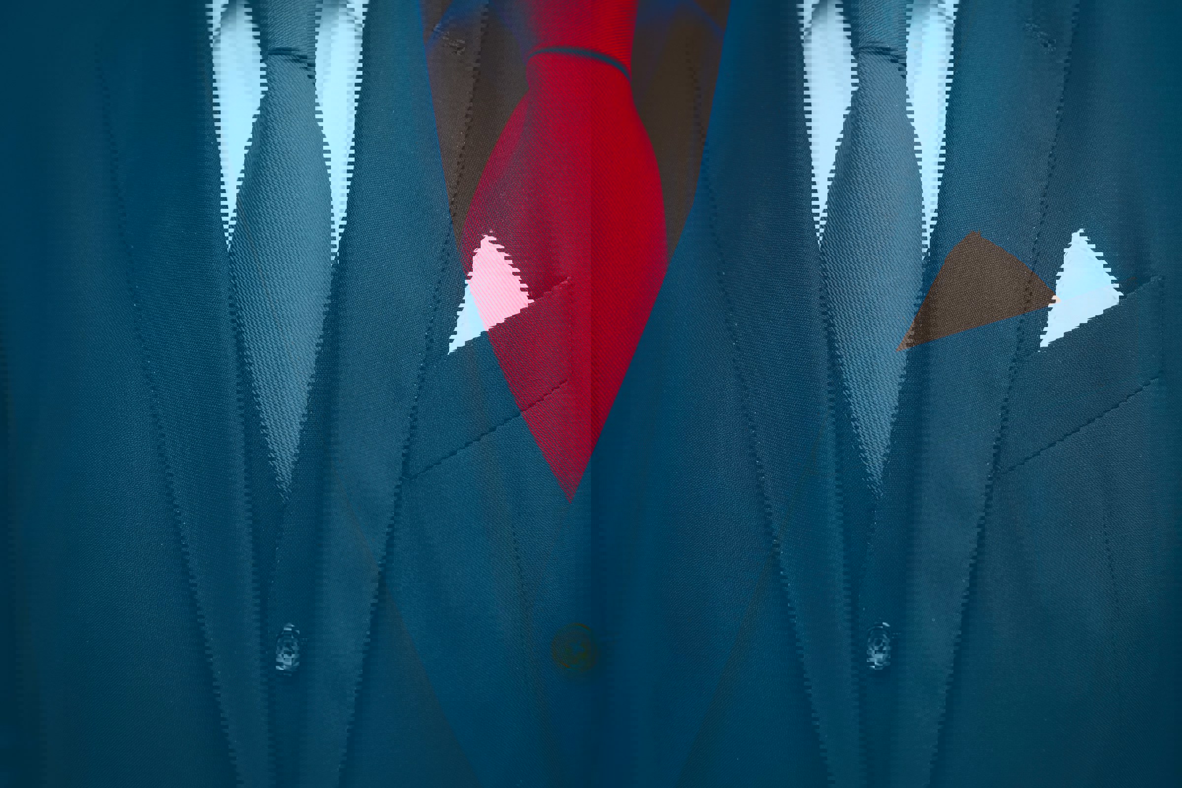 inzoomad röd slips väst och kavaj