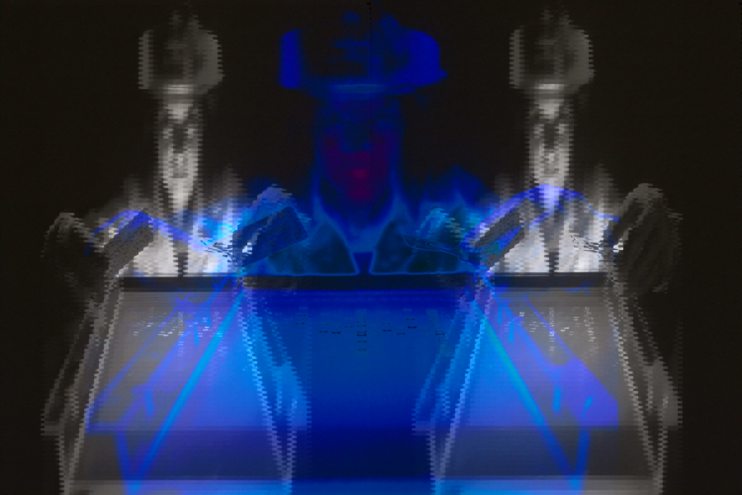 kvinna som håller forskningsinstrument