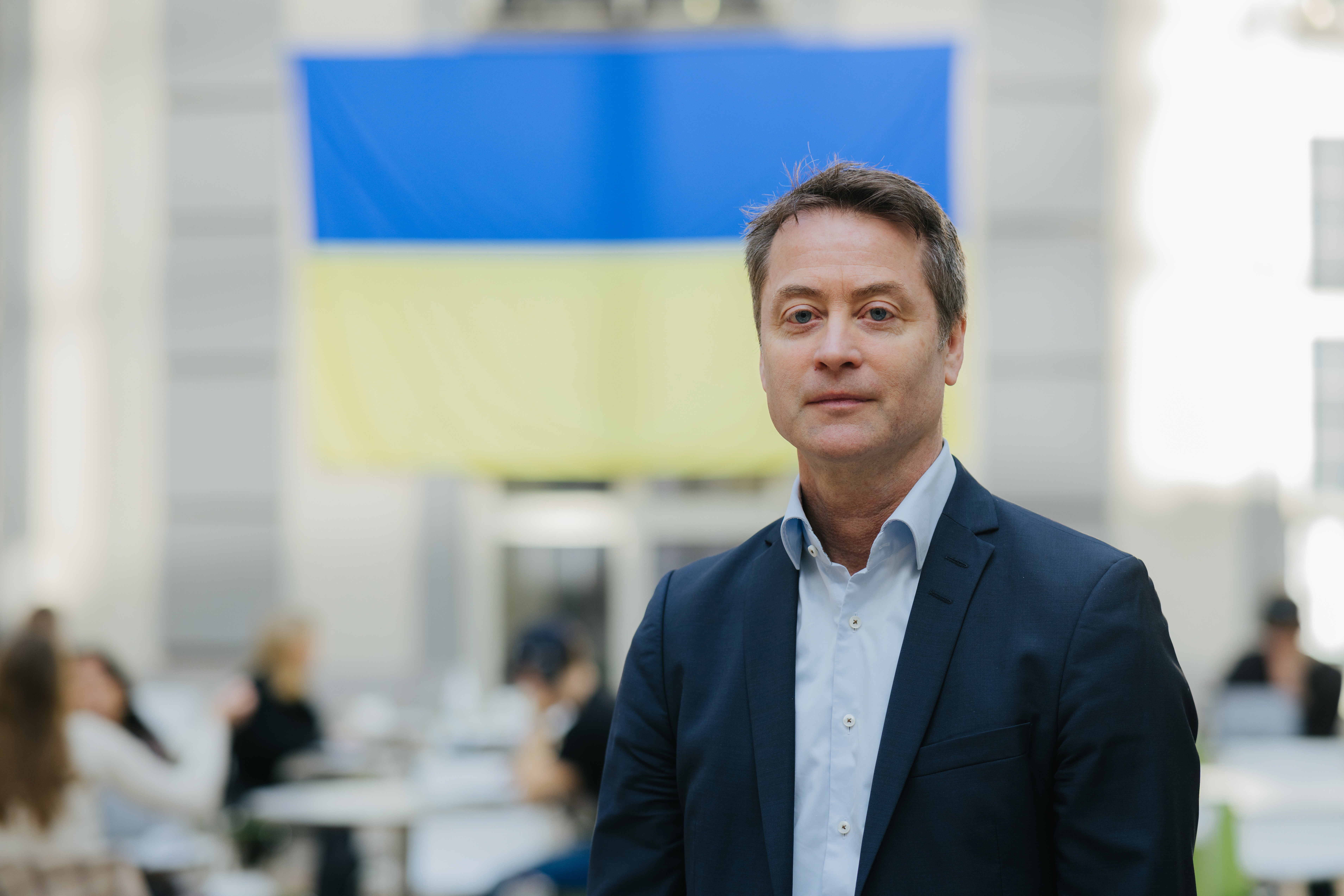 Torbjörn Becker, Fellow of IVA, with the Ukrainian flag in the background